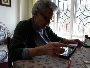 anziana con tablet